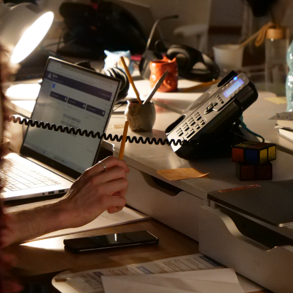 Un bénévole au téléphone