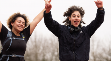 deux jeunes qui courent